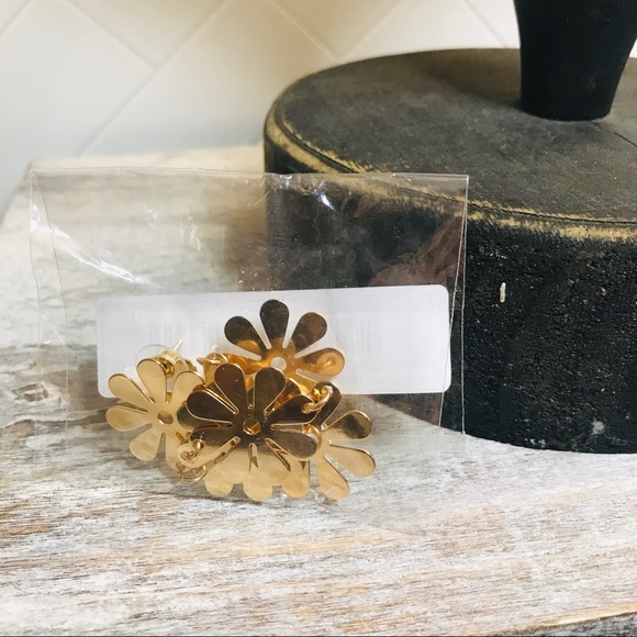 SOLD | 70s Style Flower Child Gold Dangle Earrings - Picture 3 of 4